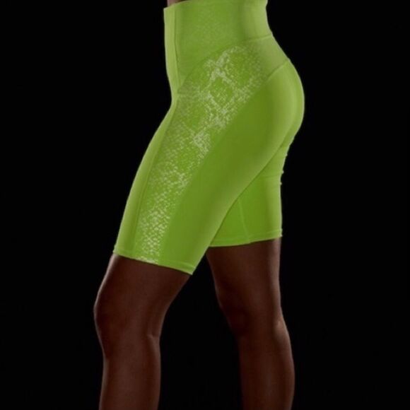 Athleta Stay Fly 9" Bike Short Neon Yellow Reflective - Picture 10 of 16
